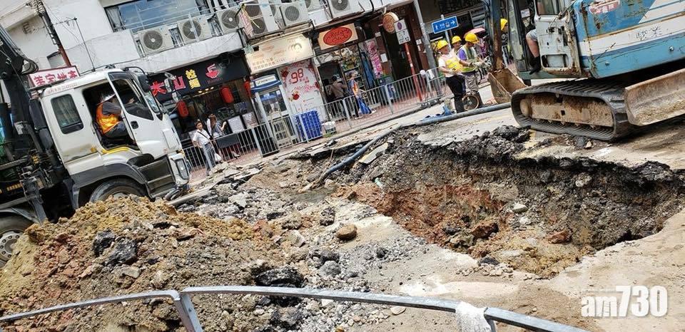 元朗教育路爆水管 一度封路巴士改道