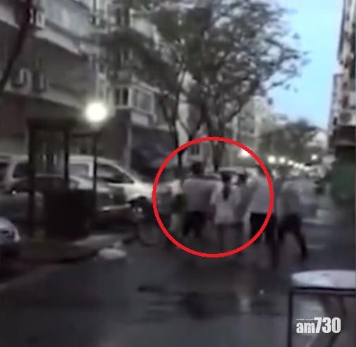 掌摑腳踢六旬清潔工 警：姓楊的，你會被社會唾棄