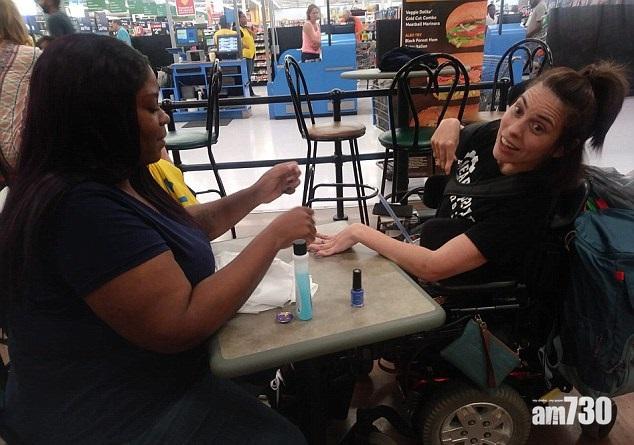 收銀員義助腦癱女美甲