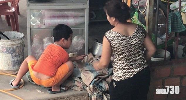 【有片】大媽要殺鴨 善良男童以手「擋刀」