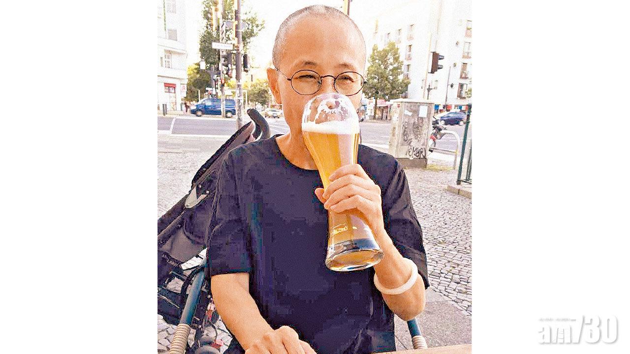 自由劉霞 開懷飲啤酒