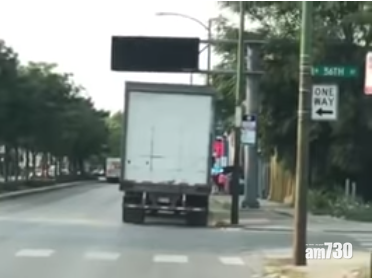 【咁都得】裝滿Nike波鞋貨車泊街 警員引人犯罪捱轟