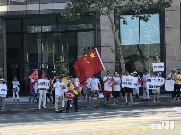 蔡英文外訪過境洛杉磯 統獨派「陸空對戰」