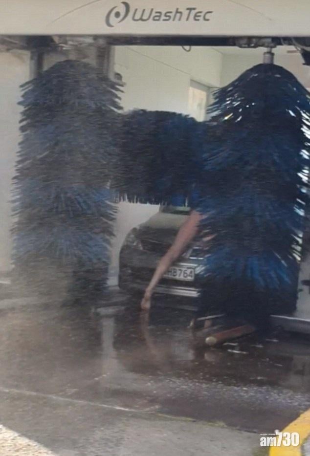 【一舉兩得】自動洗車場奇景 裸男趴車頭洗車兼沖涼(有片)