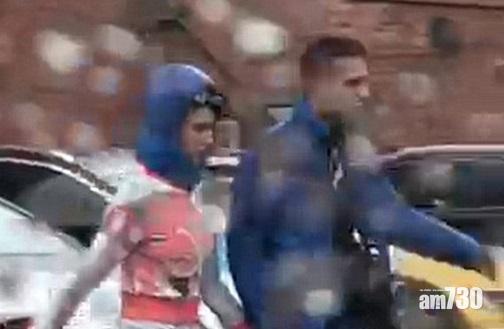 【愛護定自私】除風褸帽給女友遮雨 網友：點解唔俾成件衫 (有片)