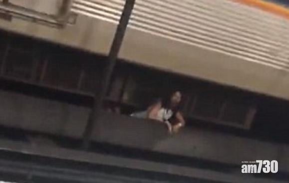 地鐵狂漢亂打乘客又推人落軌  影片拍到有人從車底爬出