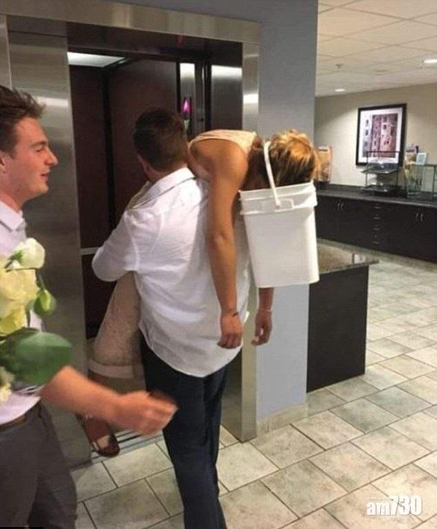 【社交網熱傳】酒醉伴娘被抬走 頸掛膠桶防嘔