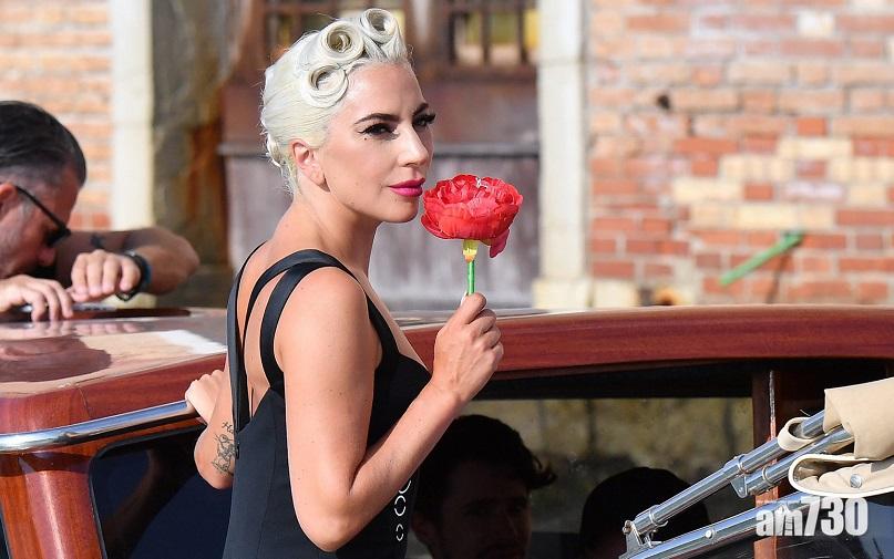 【威尼斯影展】Lady Gaga坐船抵達 傳演出DC超英片