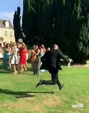 女友接花球 畏婚男走夾唔唞(有片)