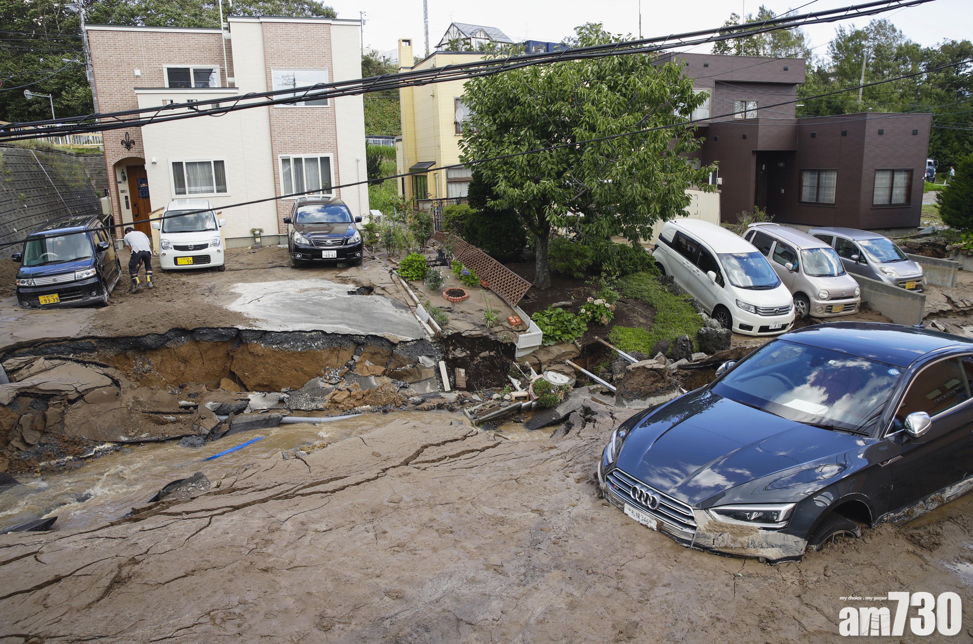 【北海道地震】札幌多處土壤液化 路面塌陷汽車受困