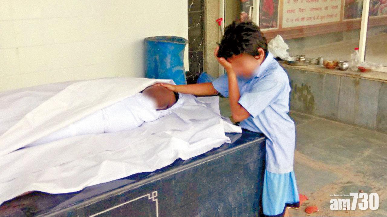 印男童撫父屍痛哭 打動網民一天籌32.5萬