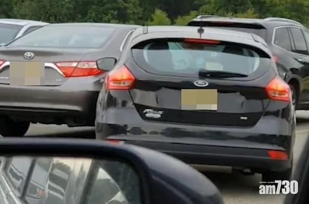 【衰過學神】女司機睇錯位 刮傷隔離架車仲想用手抹走花痕 (有片)