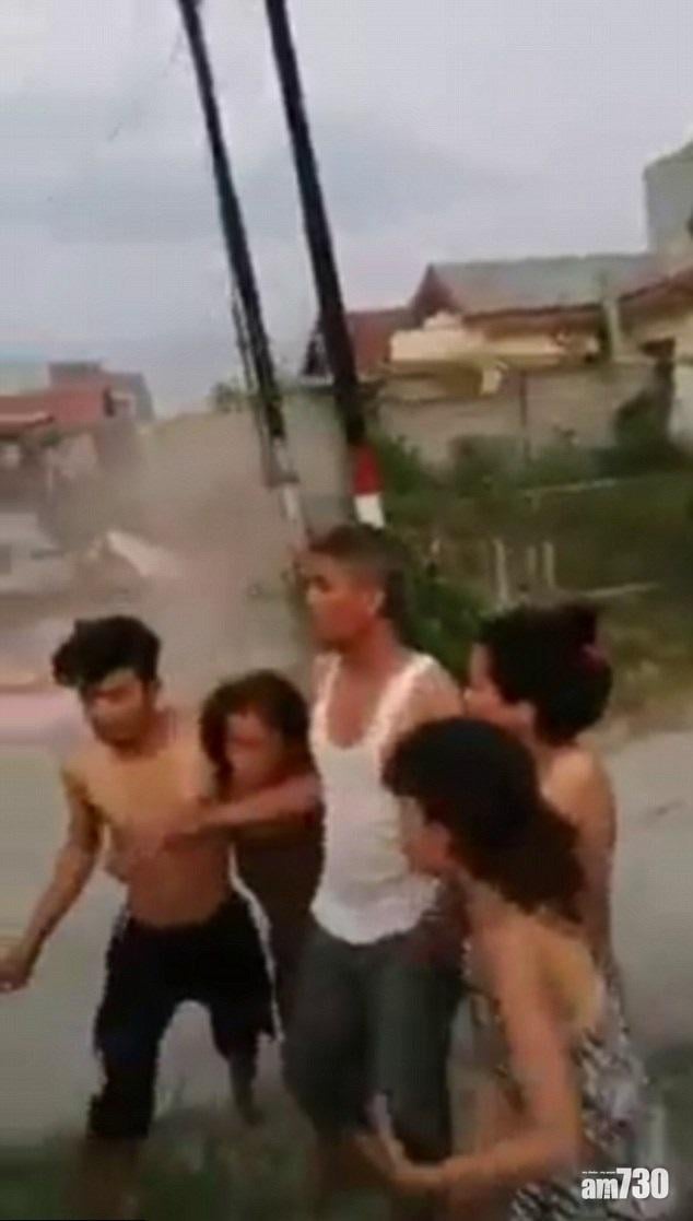 【印尼海嘯】「土壤液化」房屋下沉 民眾抱B慌忙逃生(有片)