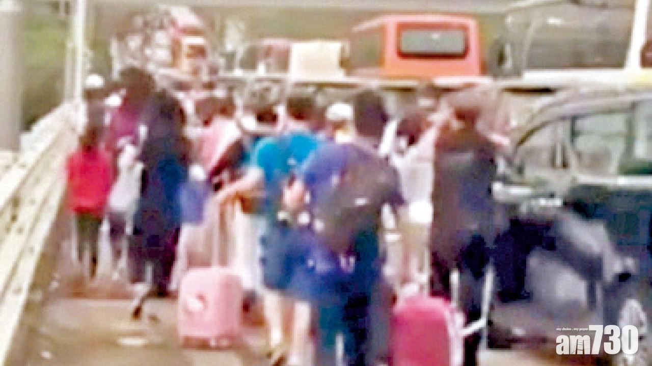 落馬洲清晨大塞車 過百人徒步湧港境