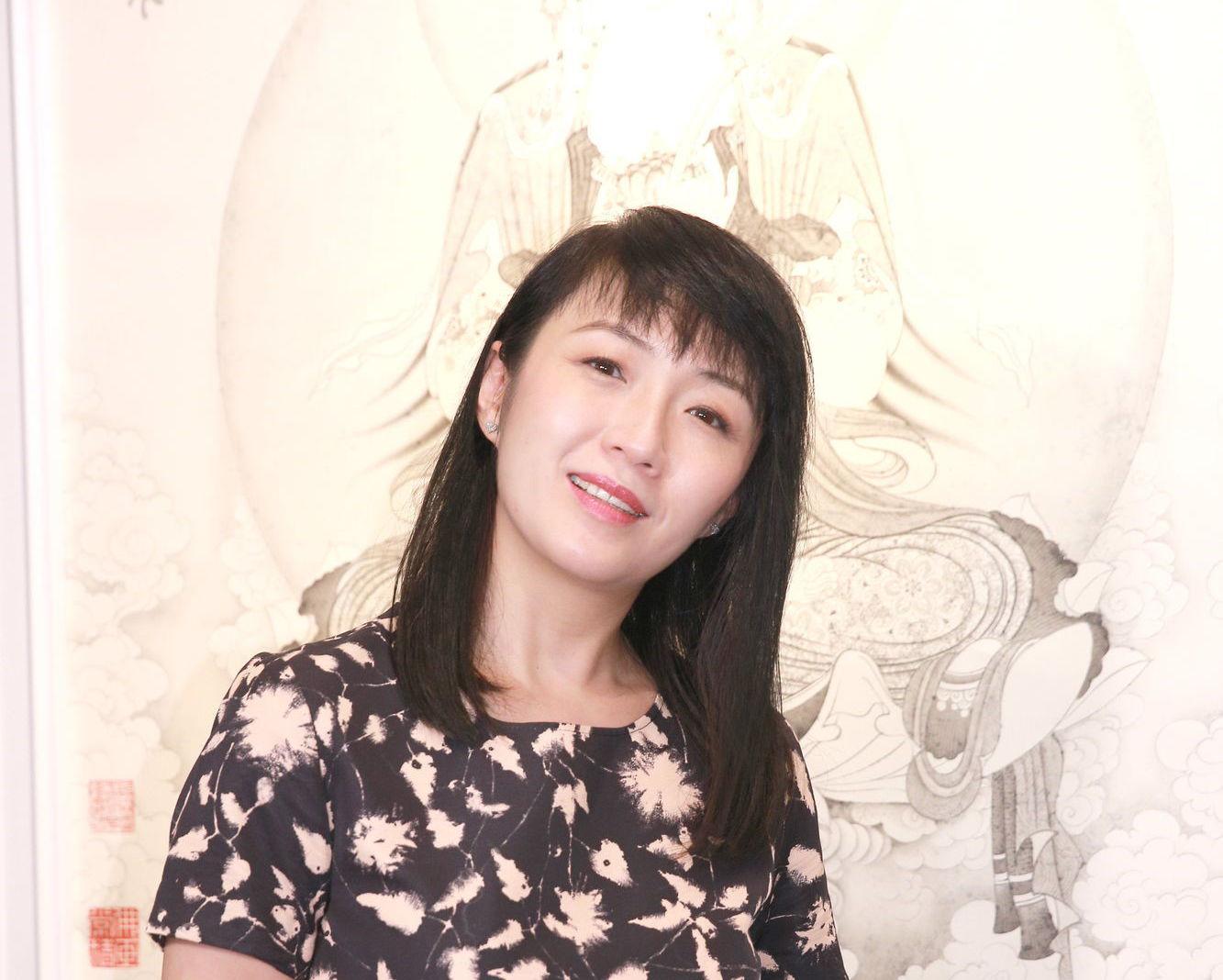 【即時娛樂】何婉盈睇佛畫覺心平靜