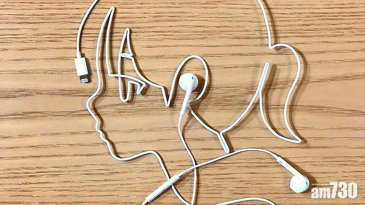 聽音樂的馬尾女孩