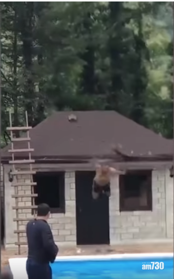 【睇見都痛】男子屋頂跳落泳池 失手面撞地(有片)