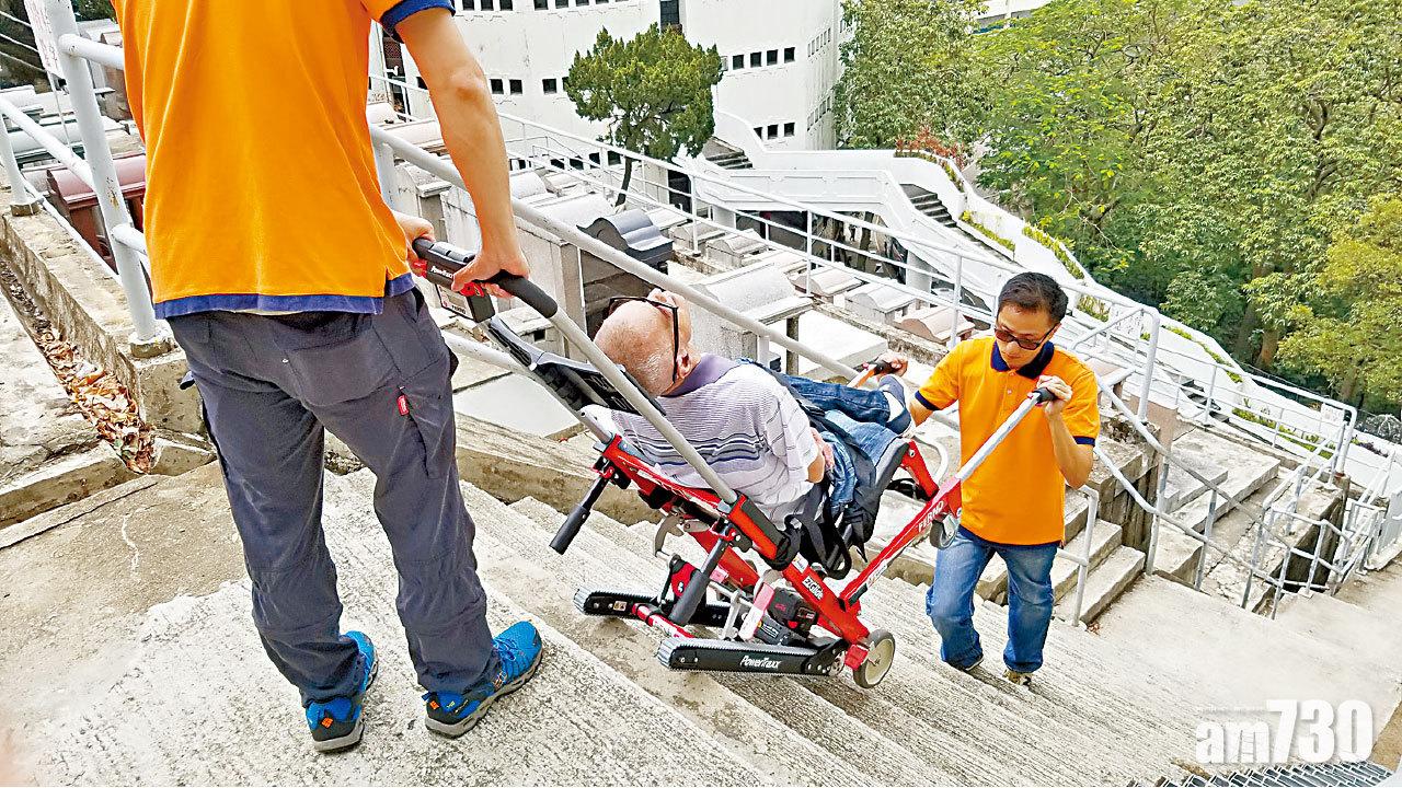 樓梯機助掃墓  七旬截肢翁如願祭亡兄