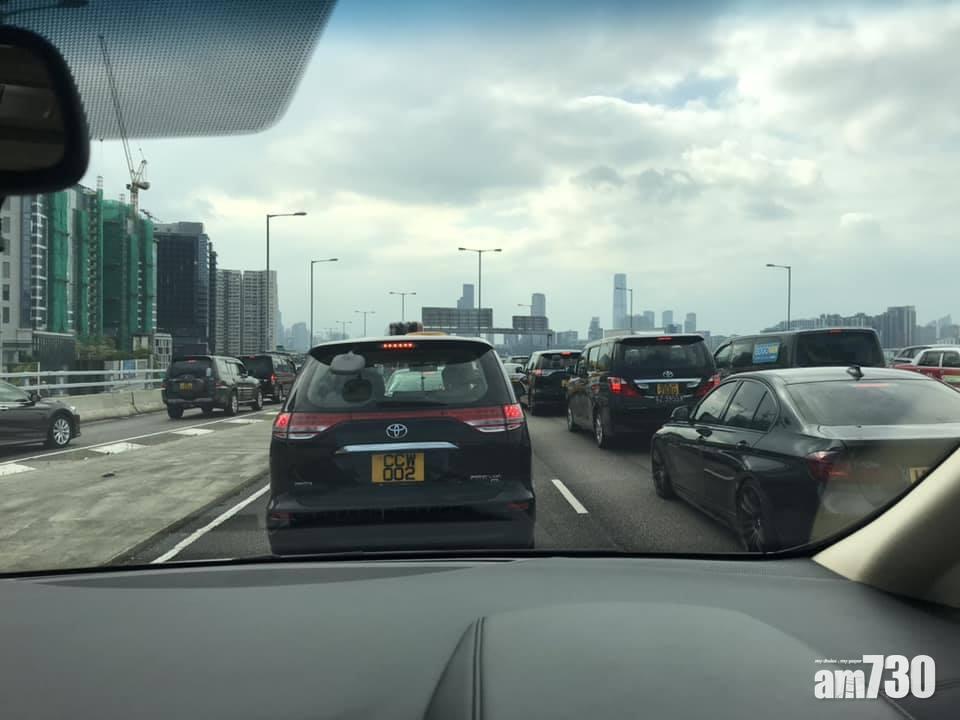 中環干諾道中疑氣體洩漏 封路致交通擠塞