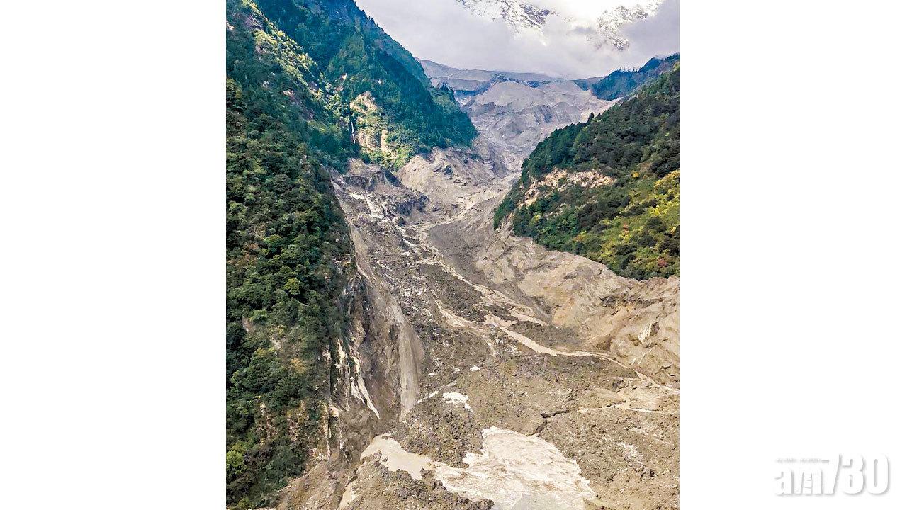 雅魯藏布江峽谷塌山泥 堰塞湖蓄水達3億立方米