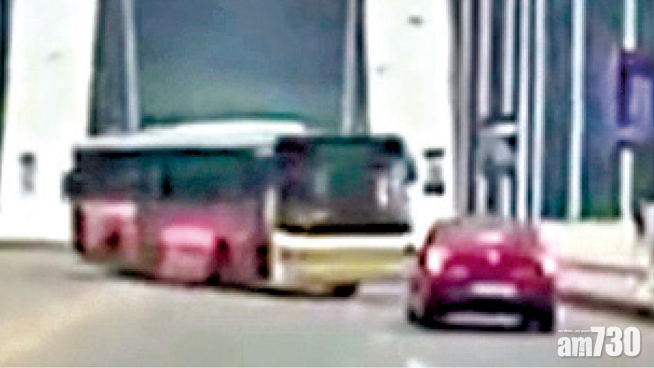 重慶巴士墮江底 15人失蹤