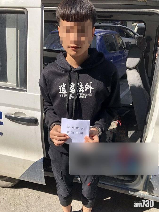 著「逍遙法外」衛衣去偷竊 警罰拎「法網恢恢」紙影相