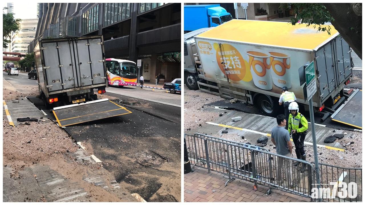 港灣道爆食水管路陷貨車車轆入坑2人受傷送院
