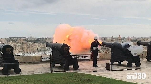 【慘成炮灰】士兵鳴炮 鴿子剛巧飛過……(有片)