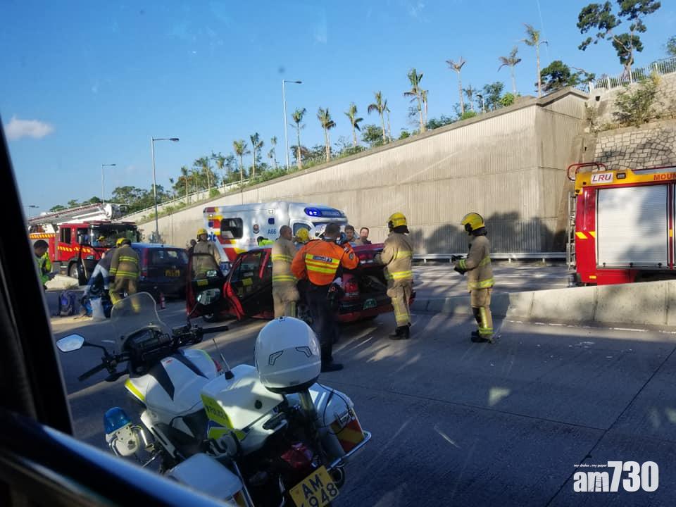 龍翔道5車相撞鐵騎士捲車底 往荃灣方向交通擠塞