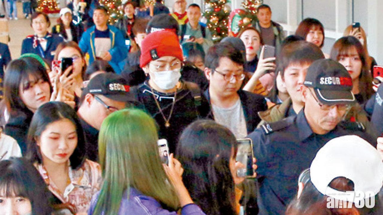 半百歌迷引混亂  ZICO淡定收禮物