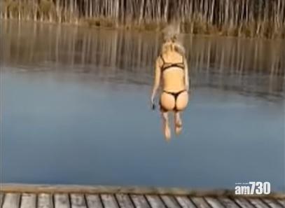 【睇見都痛】性感俄女跳湖最終跛住上岸(有片)