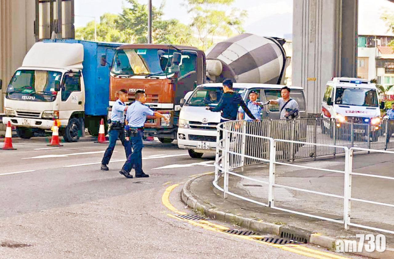 男子街頭持刀 警員拔槍制服
