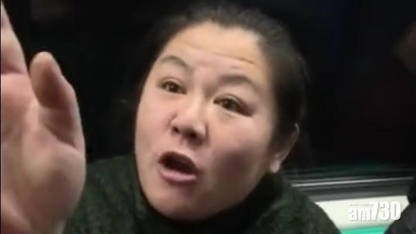 搭地鐵硬霸3個位兼打人 大媽被拘留7日