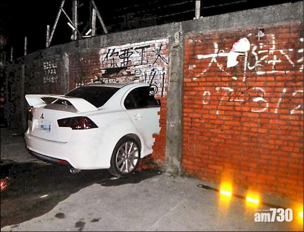 高雄私家車撞穿牆 網民：開去霍格華茲？