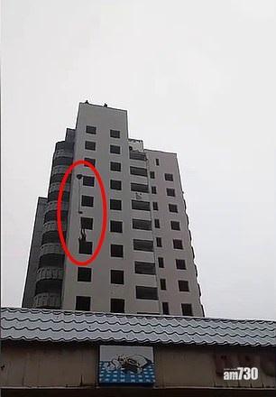 【玩命】少年自製降落傘  母打氣睹子從14樓墮斃