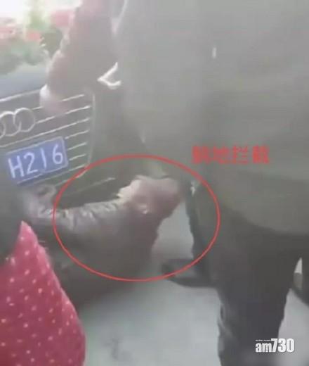 大媽攔花車討利是 嫌百元太少瞓地發難渣