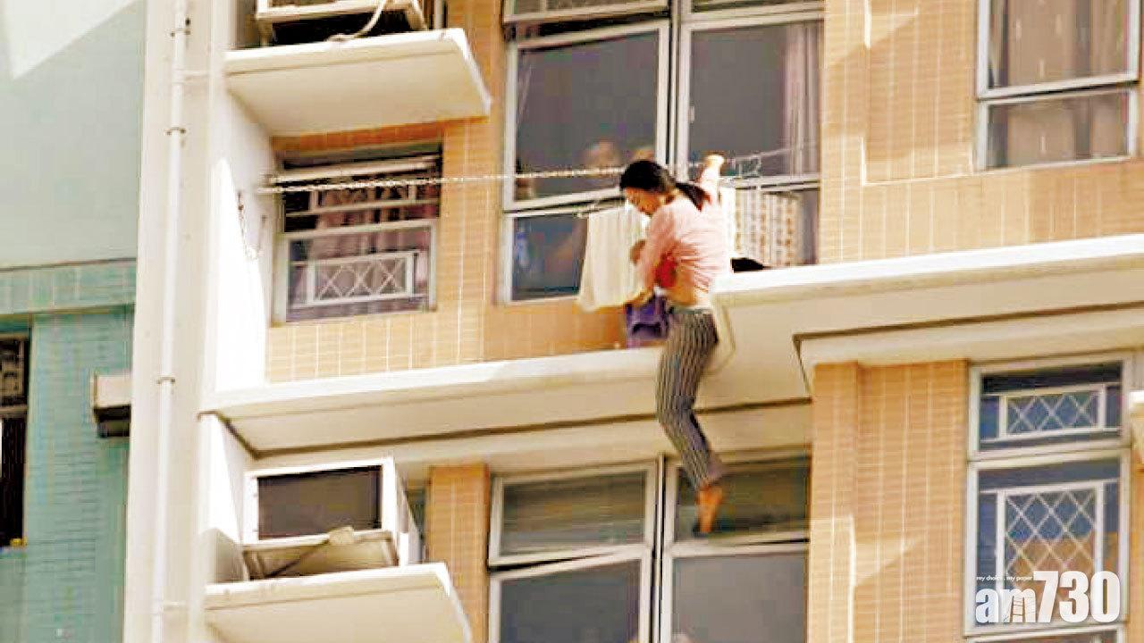 婦人抱B危坐頂樓簷篷