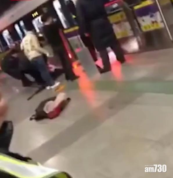 翻越滬地鐵月台閘門 女客慘遭夾死