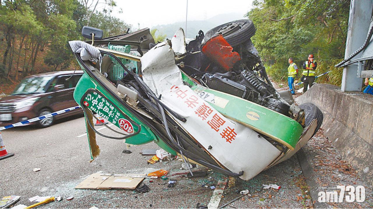 綠VAN城隧出口翻側 16乘客傷67歲司機亡