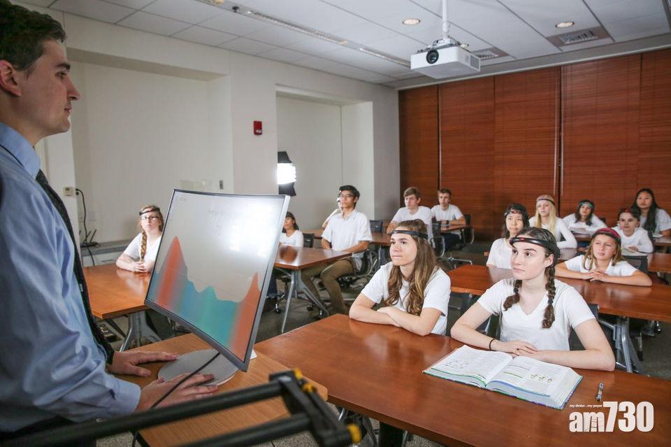 【集體洗腦？】智能頭帶監察上課專注度　與中國學校合作試用