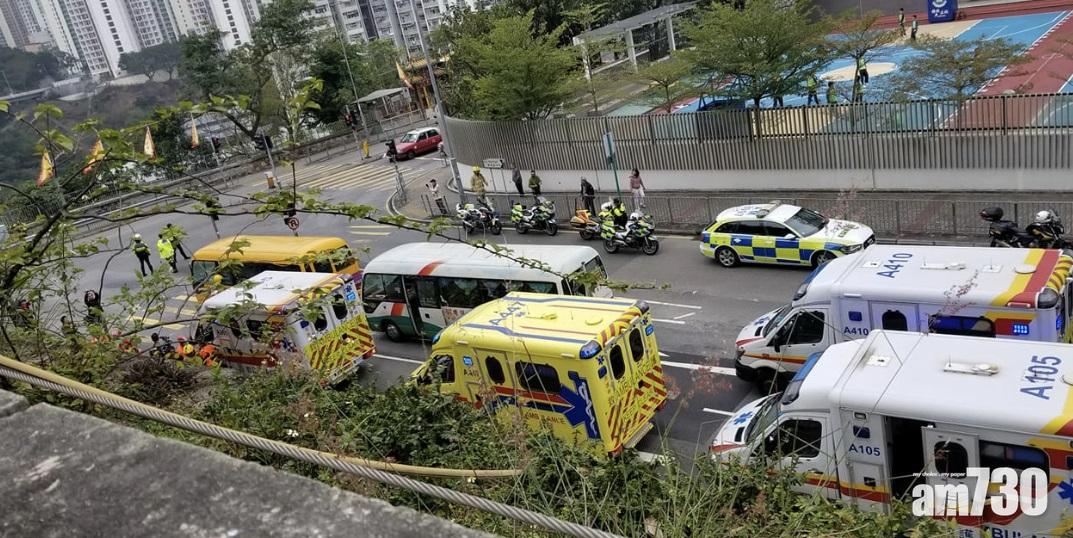 【觀塘官立小學對開】兩架保姆車相撞 26人受傷