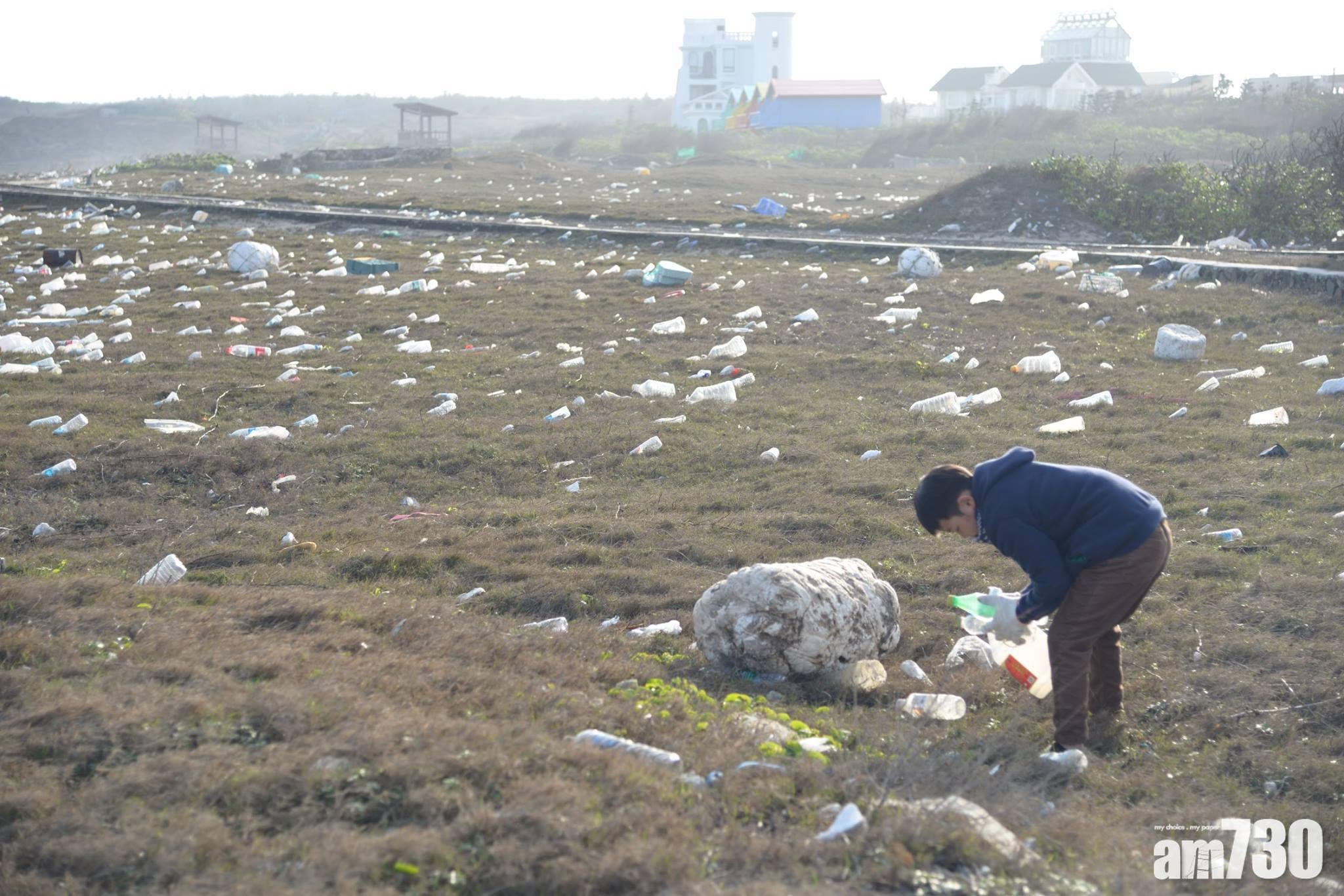 澎湖小學生海灘執垃圾 發現四成膠樽來自大陸