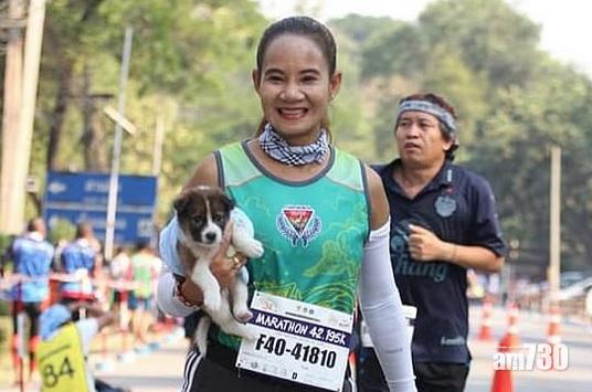 【好有愛】跑馬拉松遇迷途小狗  女跑手抱住佢完賽兼收養