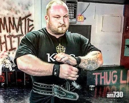 【救人英雄】汽車翻轉司機被困 大隻佬舉起2噸重車救人