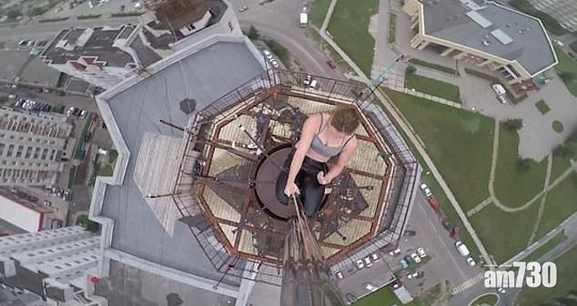 【沒安全措施】俄女16樓天線跳鋼管舞  網友：嚇死人呀(有片)