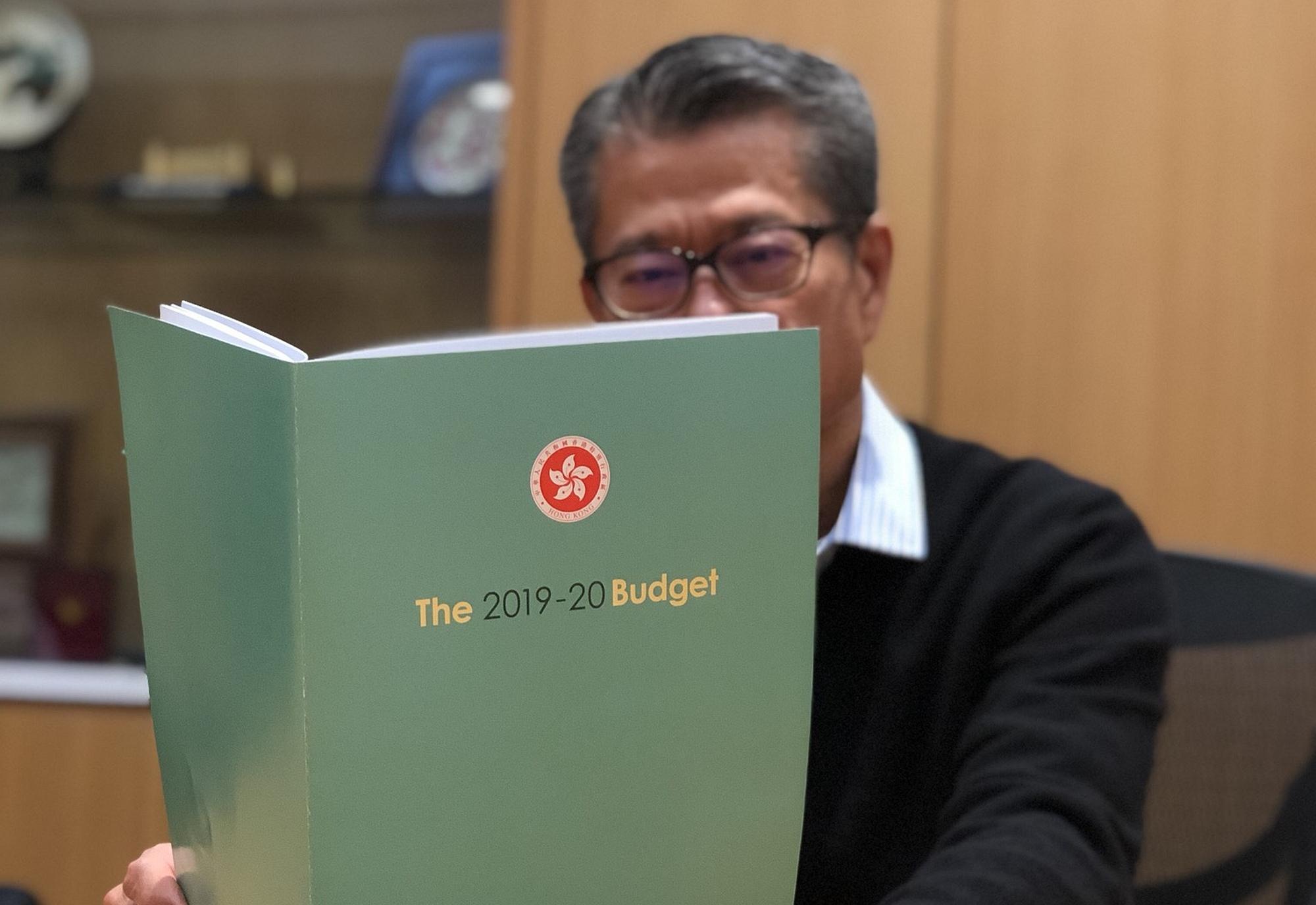 預算案演辭封面咩顏色？陳茂波稱選色代表前景有危有機