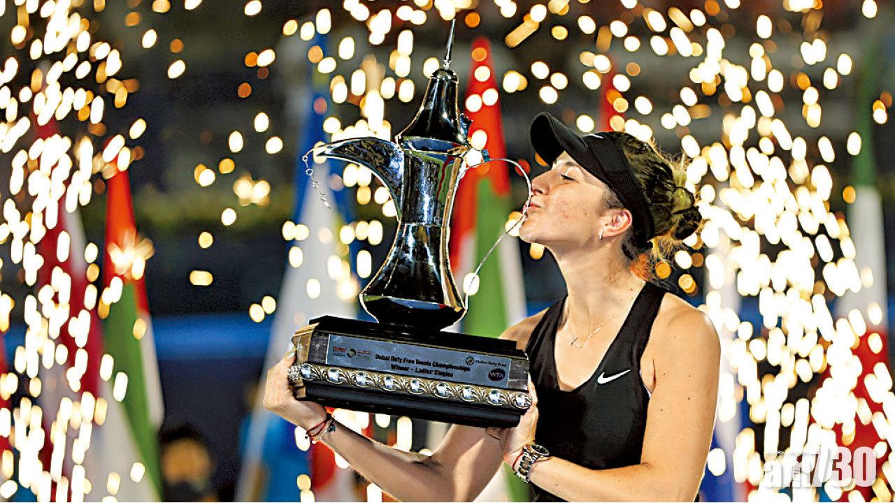 圖片新聞: 黑馬捧盃