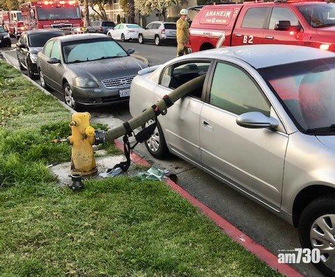 【勿亂泊車】消防栓前泊車阻住晒  消防員為駁喉打爆車窗