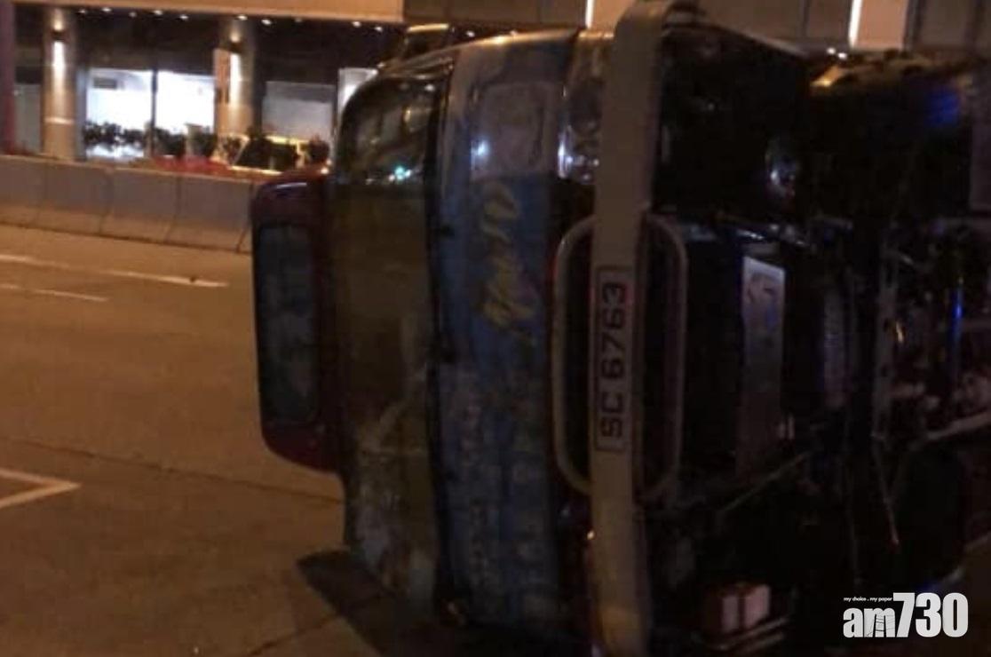 【突發】深水埗小巴與客貨車相撞 至少11人傷