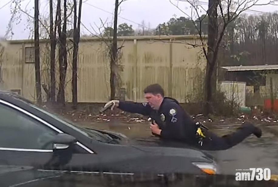 【又係種族問題？】黑人駕車拒捕 警伏車頭連開15槍擊斃